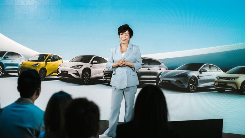 Stella Li, wiceprezeska BYD Auto, podczas konferencji prasowej