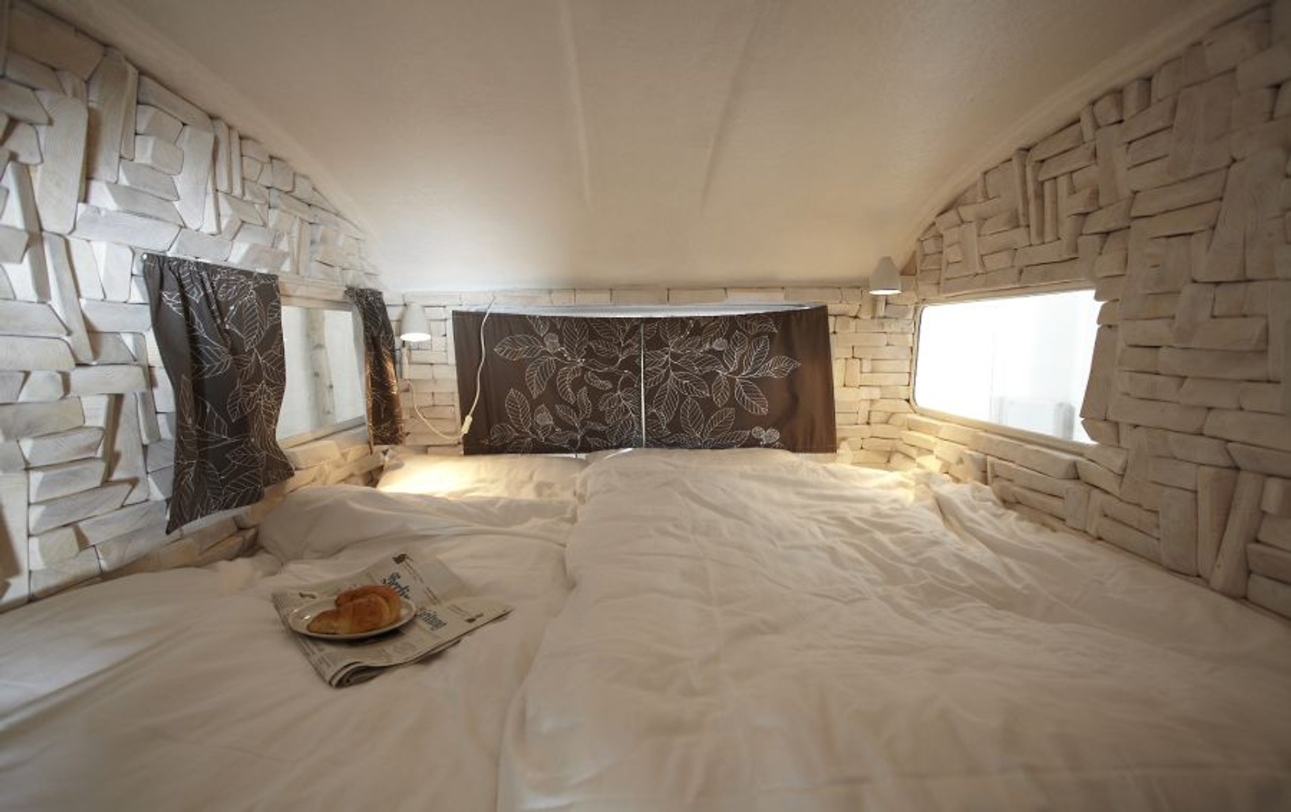 Niezwykły hotel w… przyczepie kempingowej