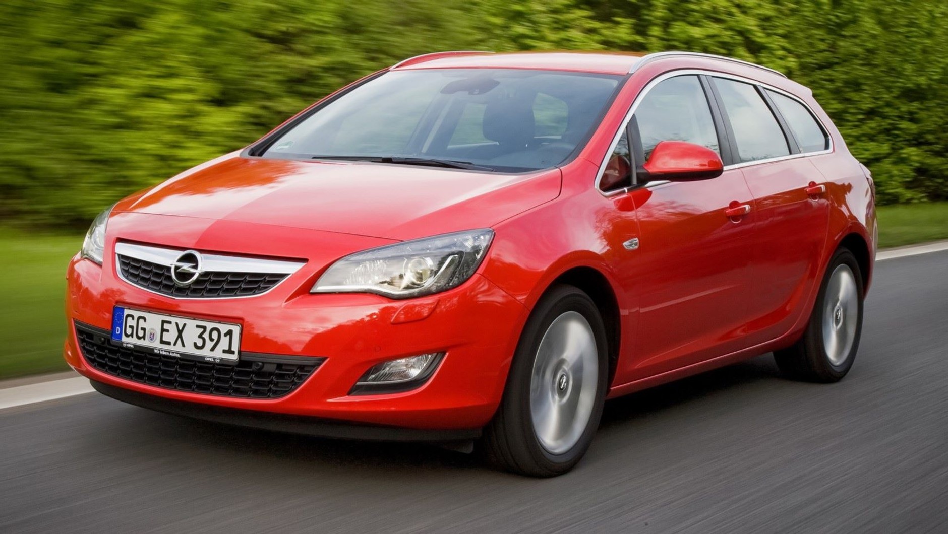 Opel Astra: najczęściej rejestrowane w Polsce importowane używane auto w okresie styczeń-kwiecień 2024 r. (na zdjęciu generacja J z lat 2009-2015)