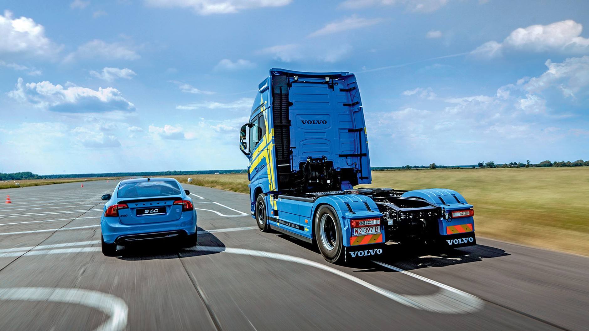 Volvo S60 Polestar vs Volvo FH 540 Performance Edition