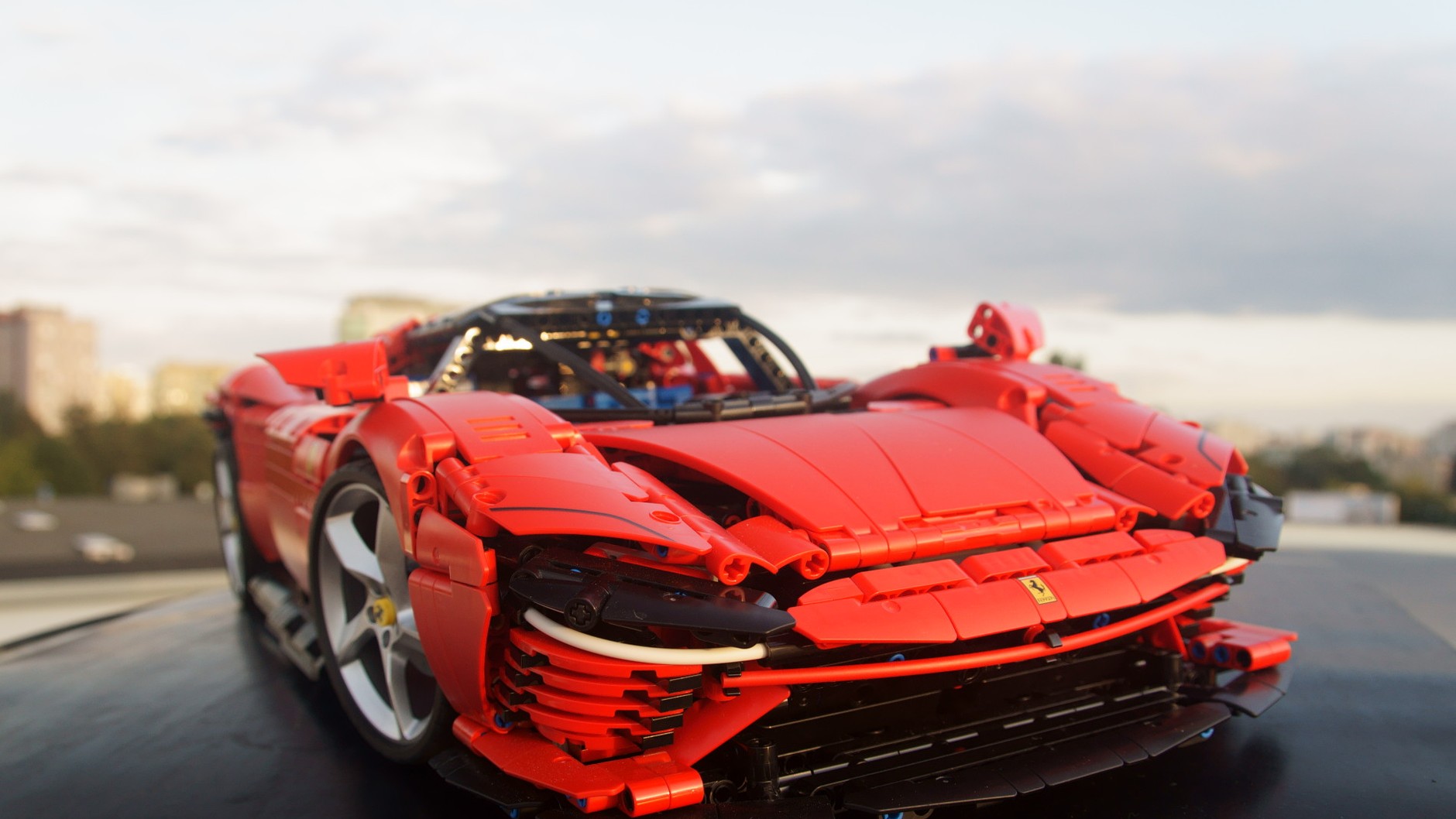 Ferrari Daytona SP3 w skali 1:8 z klocków LEGO