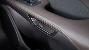 Lexus z elektronicznymi klamkami. Auto może cię nie wypuścić