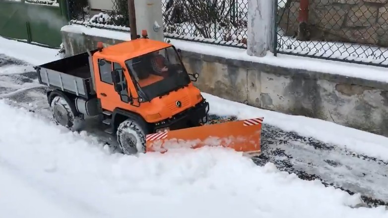 Zdalnie sterowany Unimog odśnieża ulicę