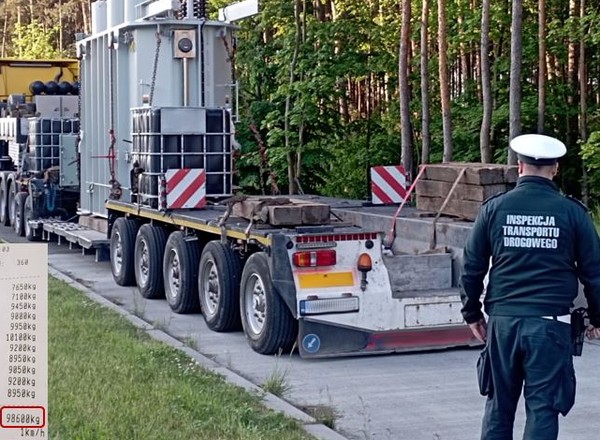 Było niemal pewne, że inspektorzy ITD zatrzymają tak nietypowy transport