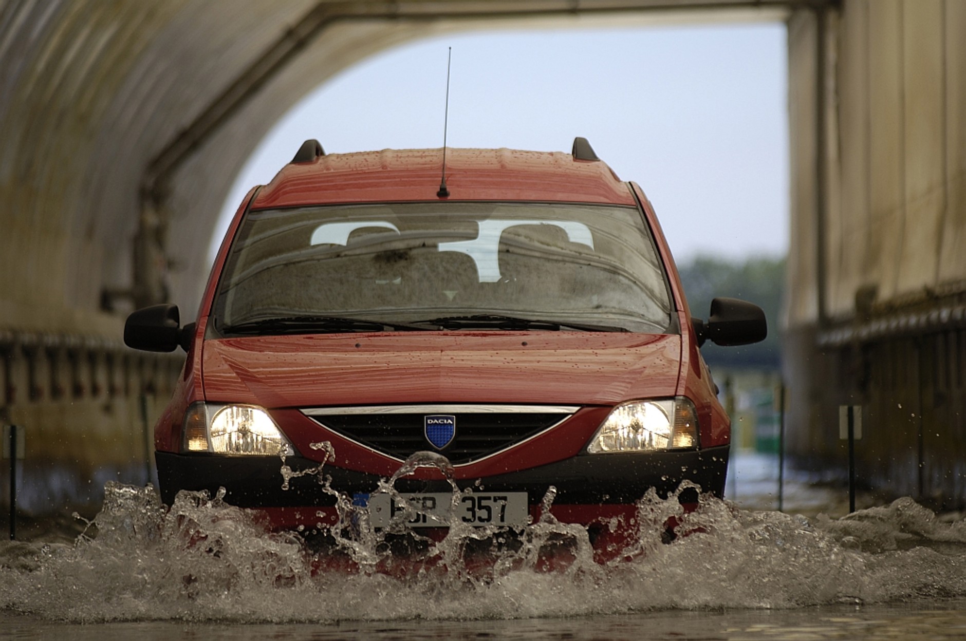 Samochód to nie amfibia! Radzimy: Co zrobić z zalanym autem?