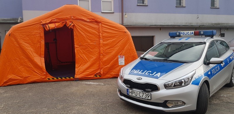 Pojazdy specjalne oznacza się czarnym trójkątem w kole (żółte lub pomarańczowe tło)