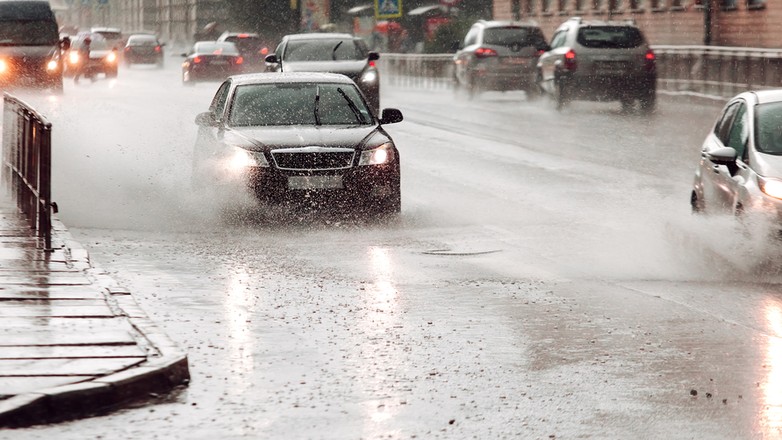 W majówkę kierowcom mogą się dać we znaki opady deszczu, burze i nocne oraz poranne przymrozki
