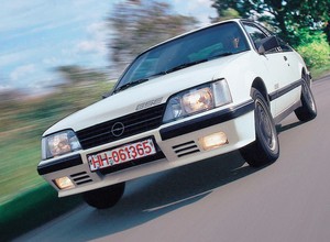 Opel Monza GSE - z archiwum Auto Świata