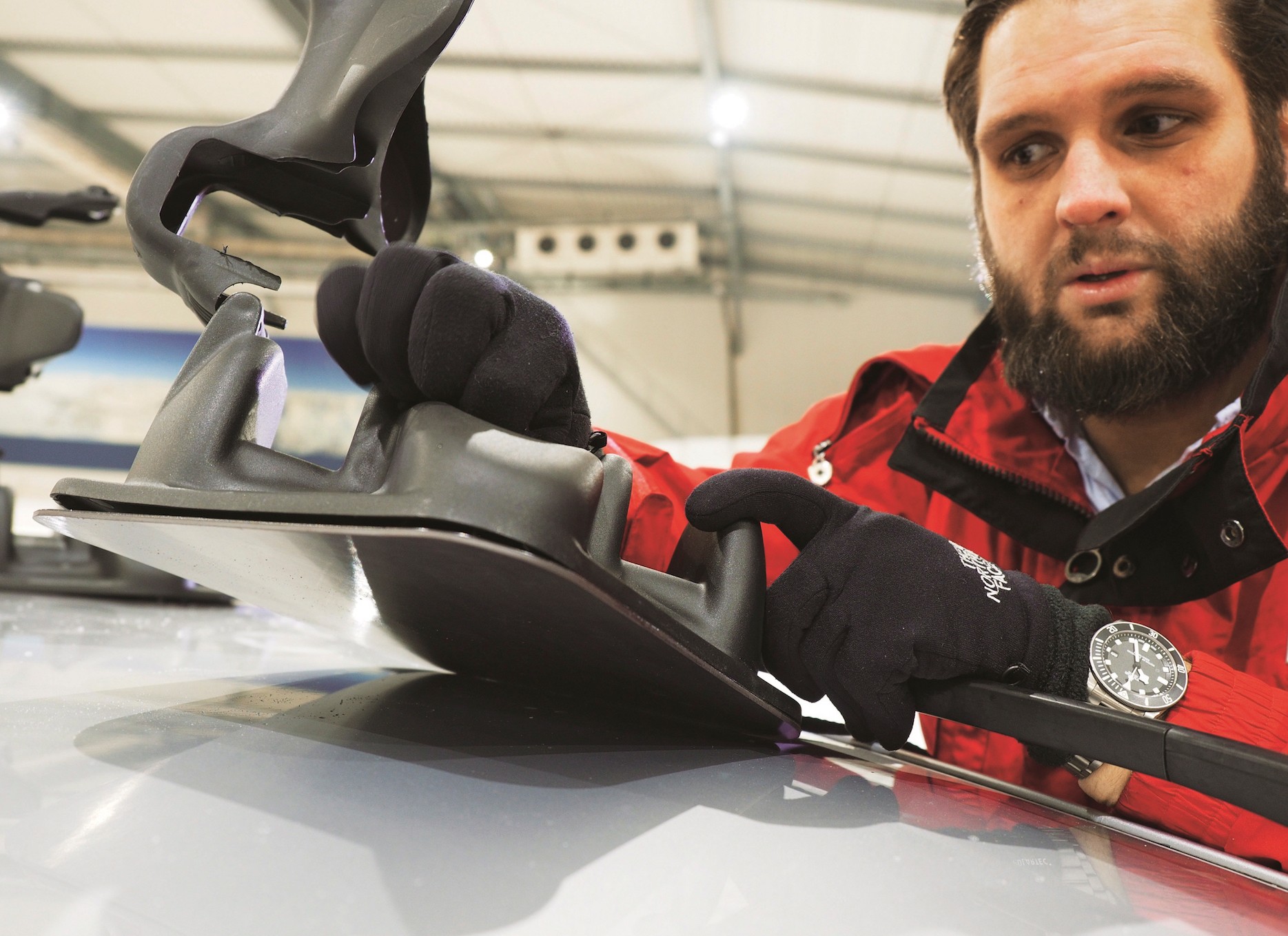 Bagażnik magnetyczny: nie aż tak niebezpieczny, jak o nim mówią, ale okrutny dla lakieru na dachu naszego samochodu – zawsze!