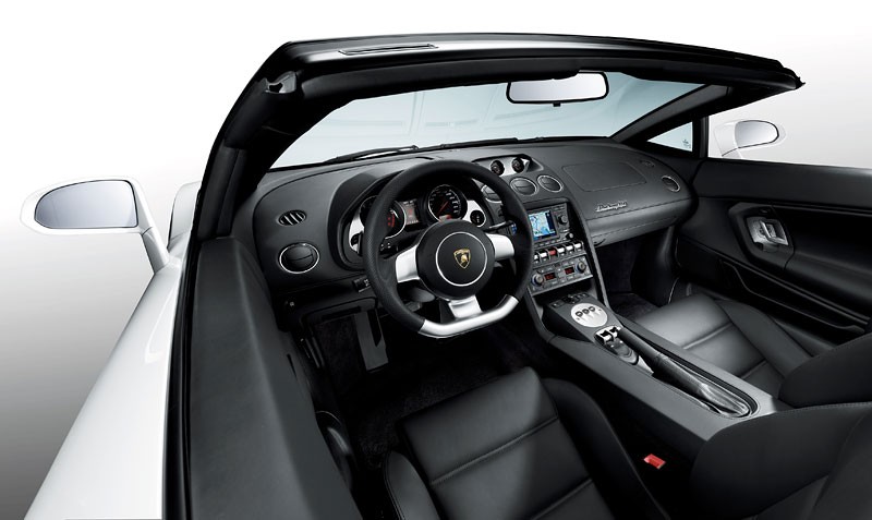 Lamborghini Gallardo LP 560-4 Spyder: kwiaty we włosach potargał wiatr... przy 324 km/h