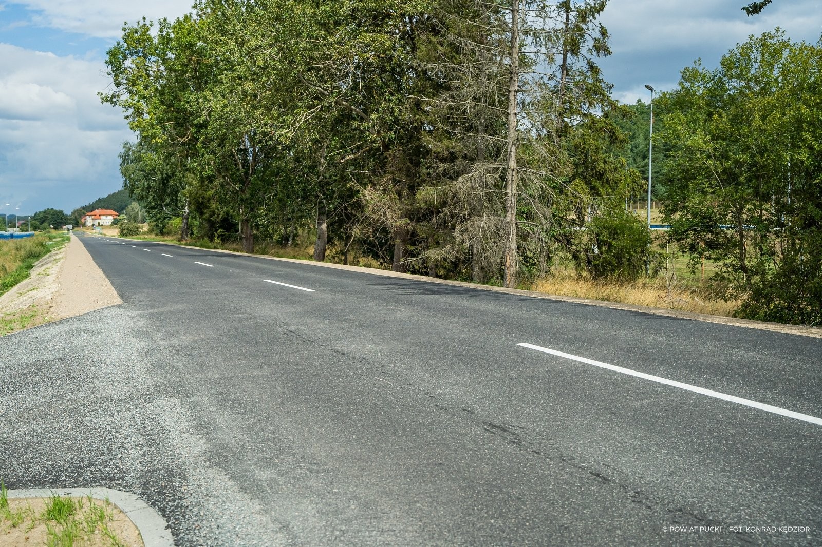 Na zdjęciu znak P-1b. Linia pojedyncza przerywana - krótka