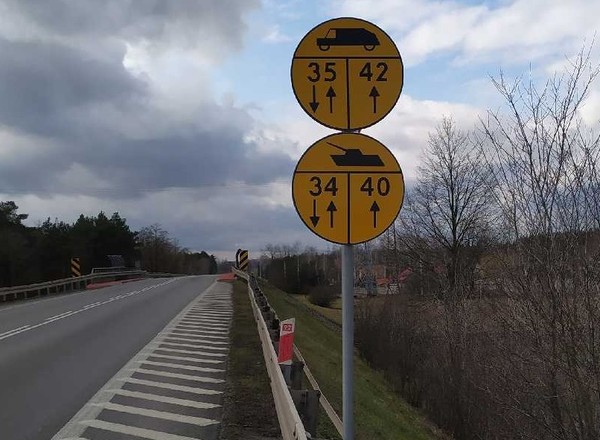 Żółte znaki na drogach – co oznaczają i dlaczego się pojawiły?