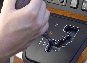 Czy bać się automatycznej skrzyni biegów? Wyjaśniamy fakty i mity związane z automatycznymi skrzyniami biegów