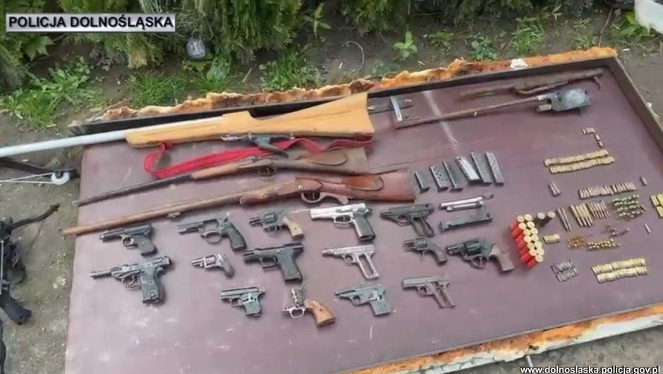 Obraz pochodzący z serwisu https://dolnoslaska.policja.gov.pl/wr1/aktualnosci/biezace-inf/120758,Uderzenie-dolnoslaskich-policjantow-w-handel-bronia-i-narkotykami.html