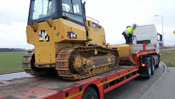 Wiózł kilkutonową spycharkę bez zabezpieczenia, bo liczył, że nie trafi na kontrolę