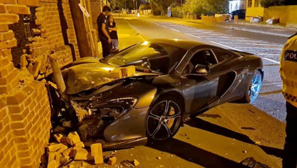 McLaren rozbity na prostej drodze – nawet policja się zdziwiła