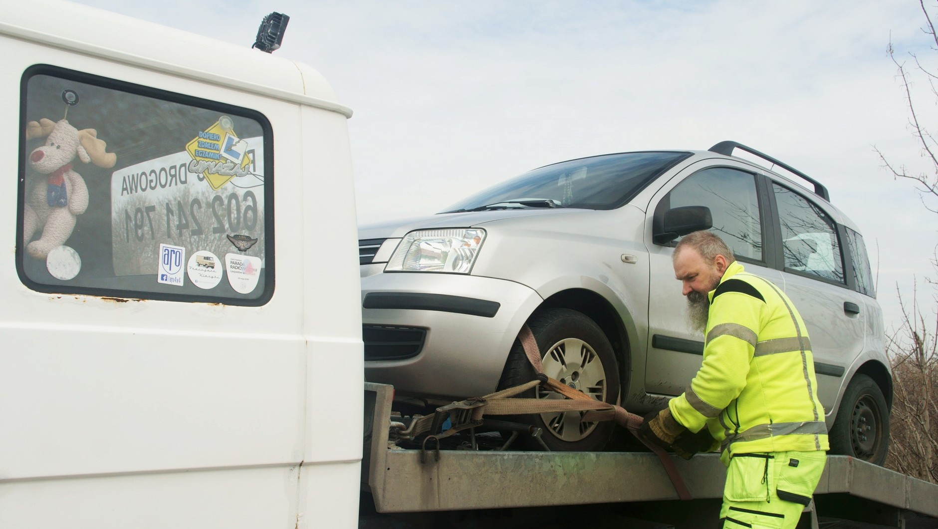 Mocowanie uszkodzonego samochodu pasami transportowymi