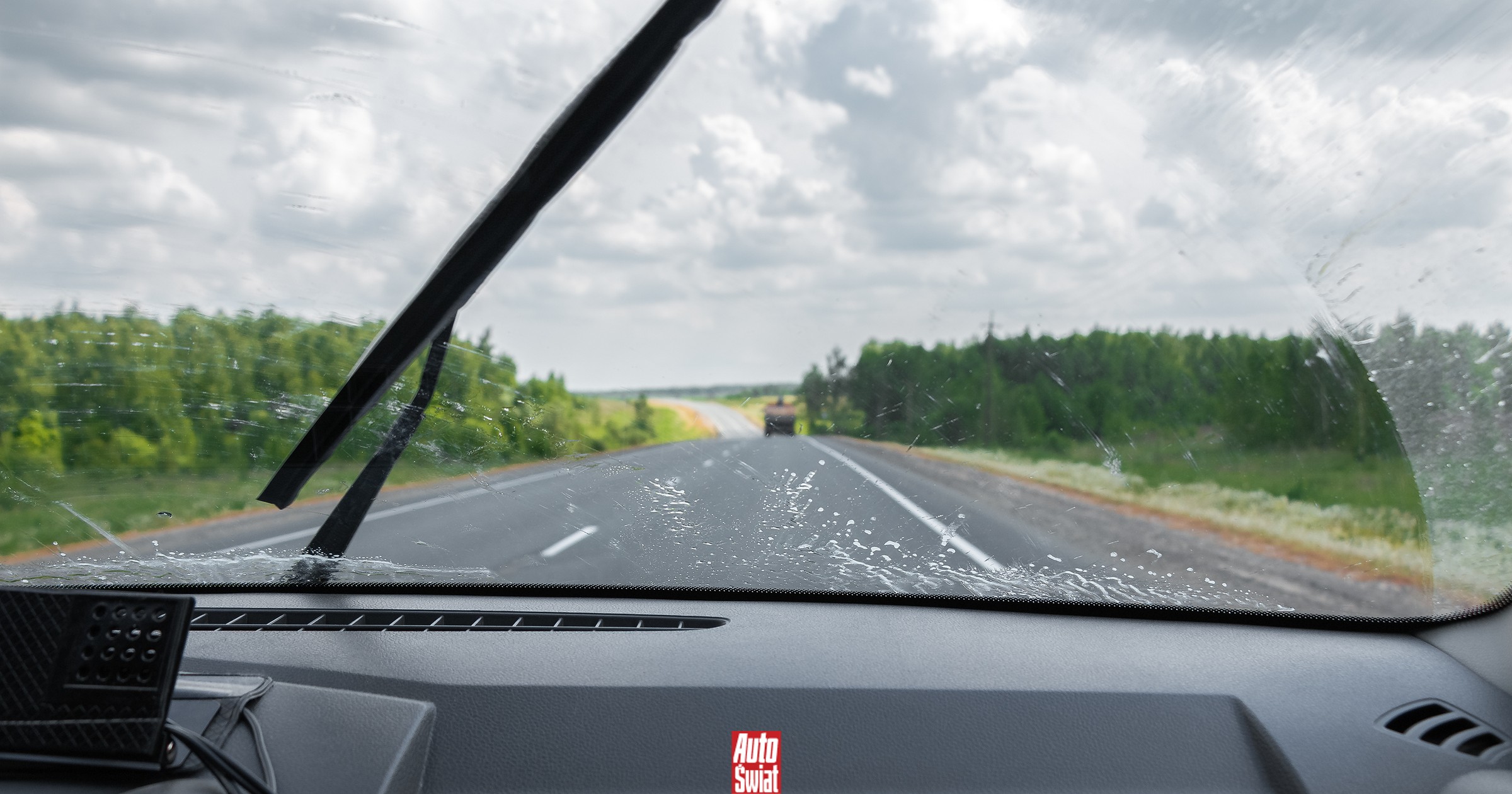 Dlaczego wycieraczki w samochodzie skrzypią? Wypróbuj te sposoby, zanim je wymienisz