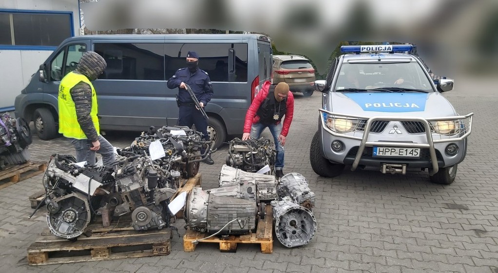 Policja odzyskała części ze skradzionych aut 