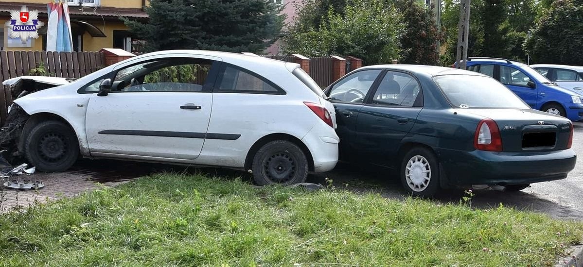 Kierowca Opla, chcąc uniknąć potrącenia rowerzystki, uderzył w ogrodzenie