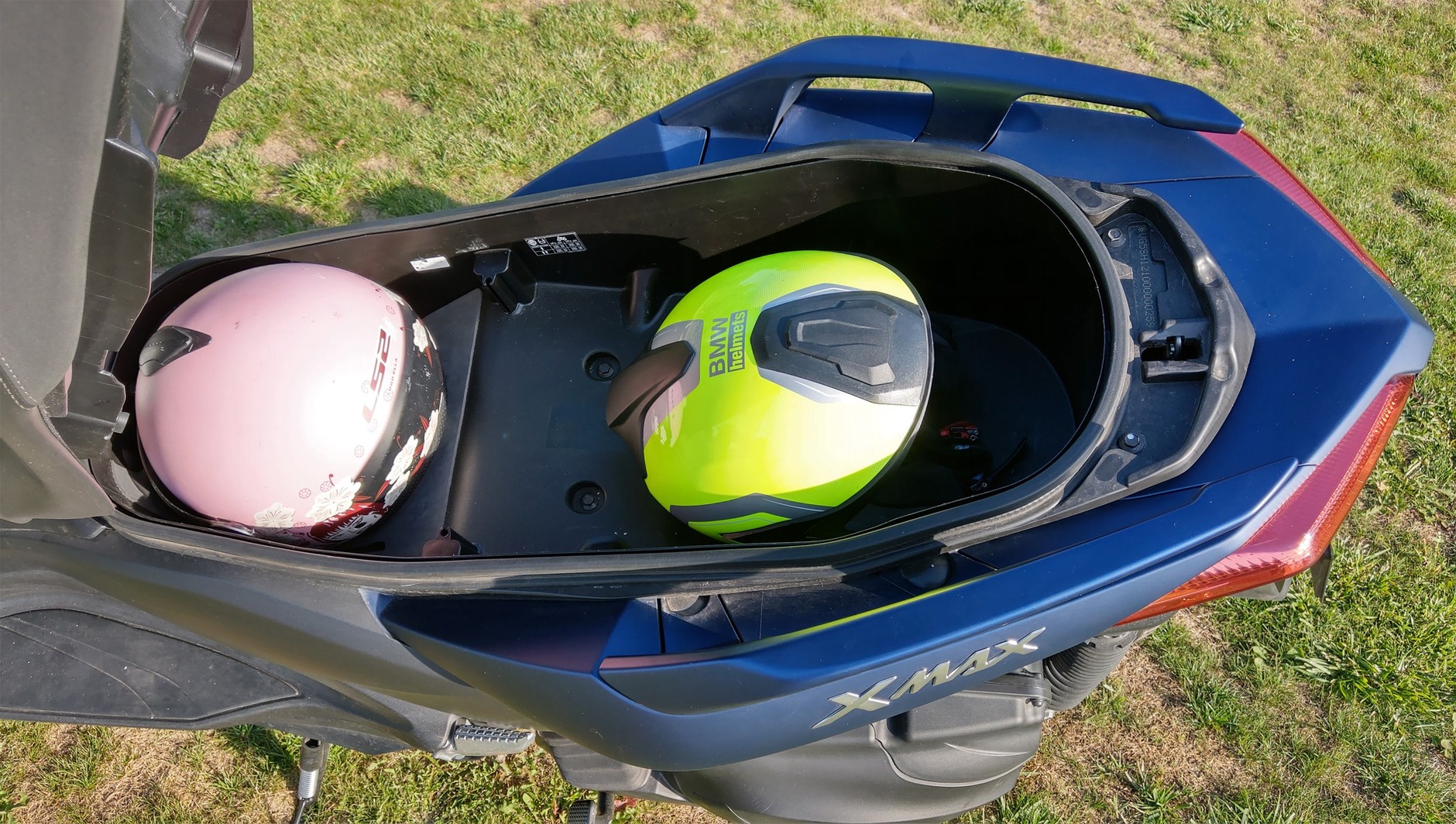 Pod siedzeniem swobodnie mieszczą się dwa kaski, a między nimi wciśniemy jeszcze plecak