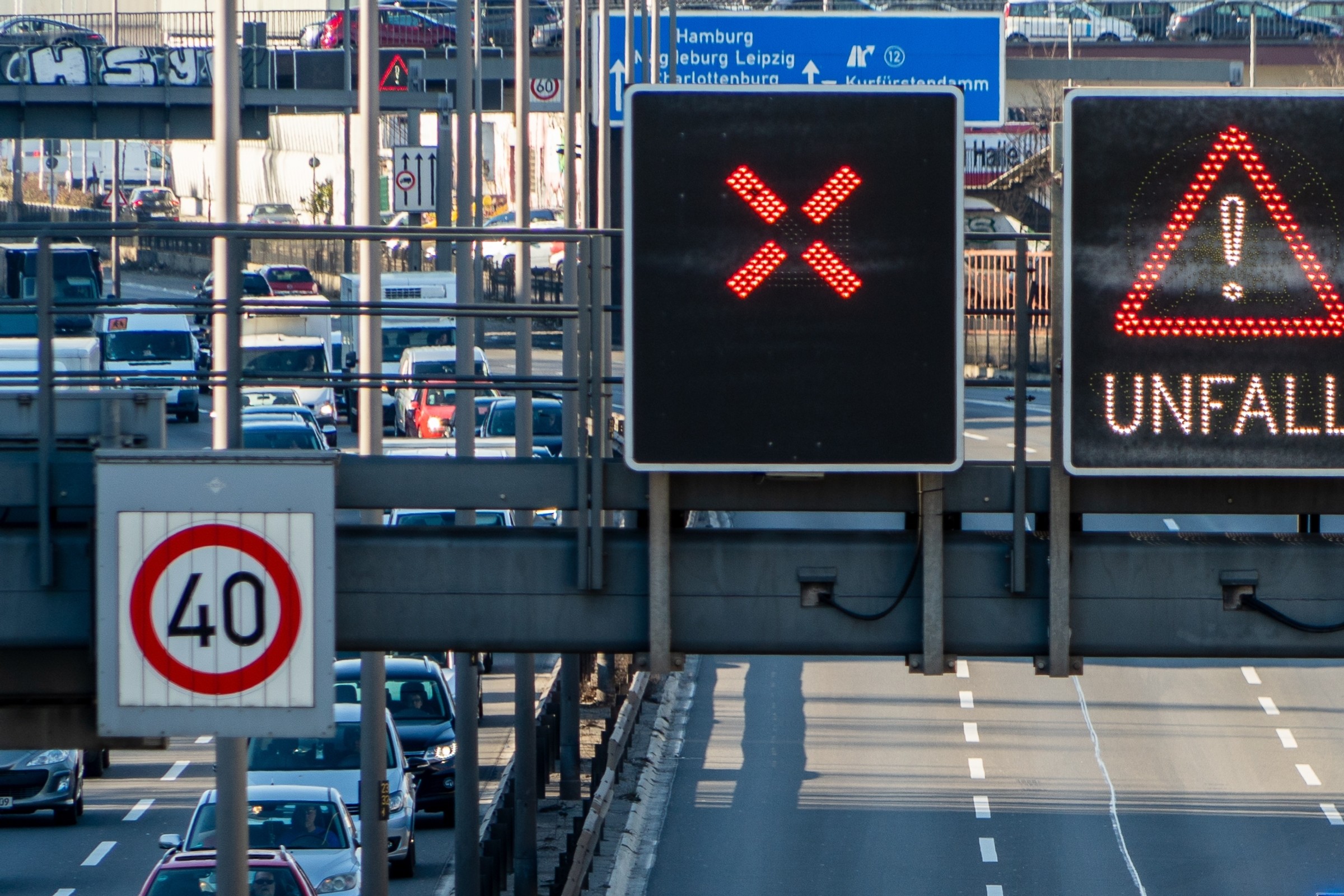 Czerwony "X" nad drogą jest jak czerwone światło: 51 mandatów w 13 minut