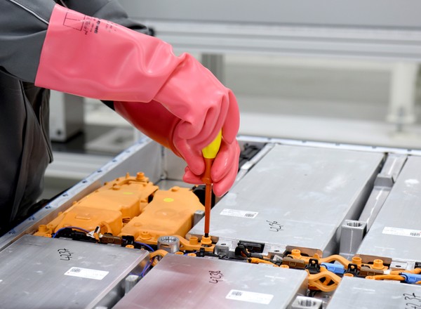 Czy można naprawić baterię auta elektrycznego?