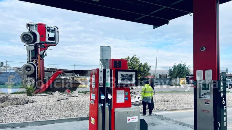 Ciężarówka wbiła się w ziemię podczas próby załadunku kontenera