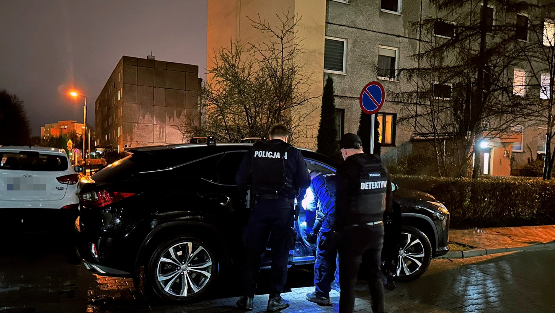 Detektywi w asyście policjantów odzyskali Lexusa z Ukrainy