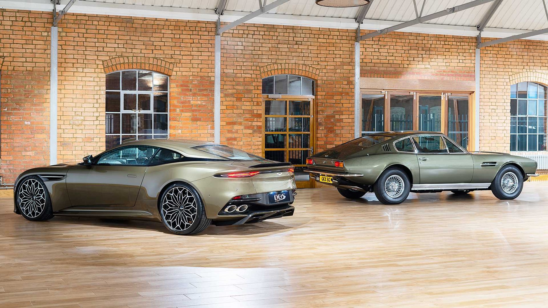 Aston Martin DBS Superleggera i oryginalny DBS