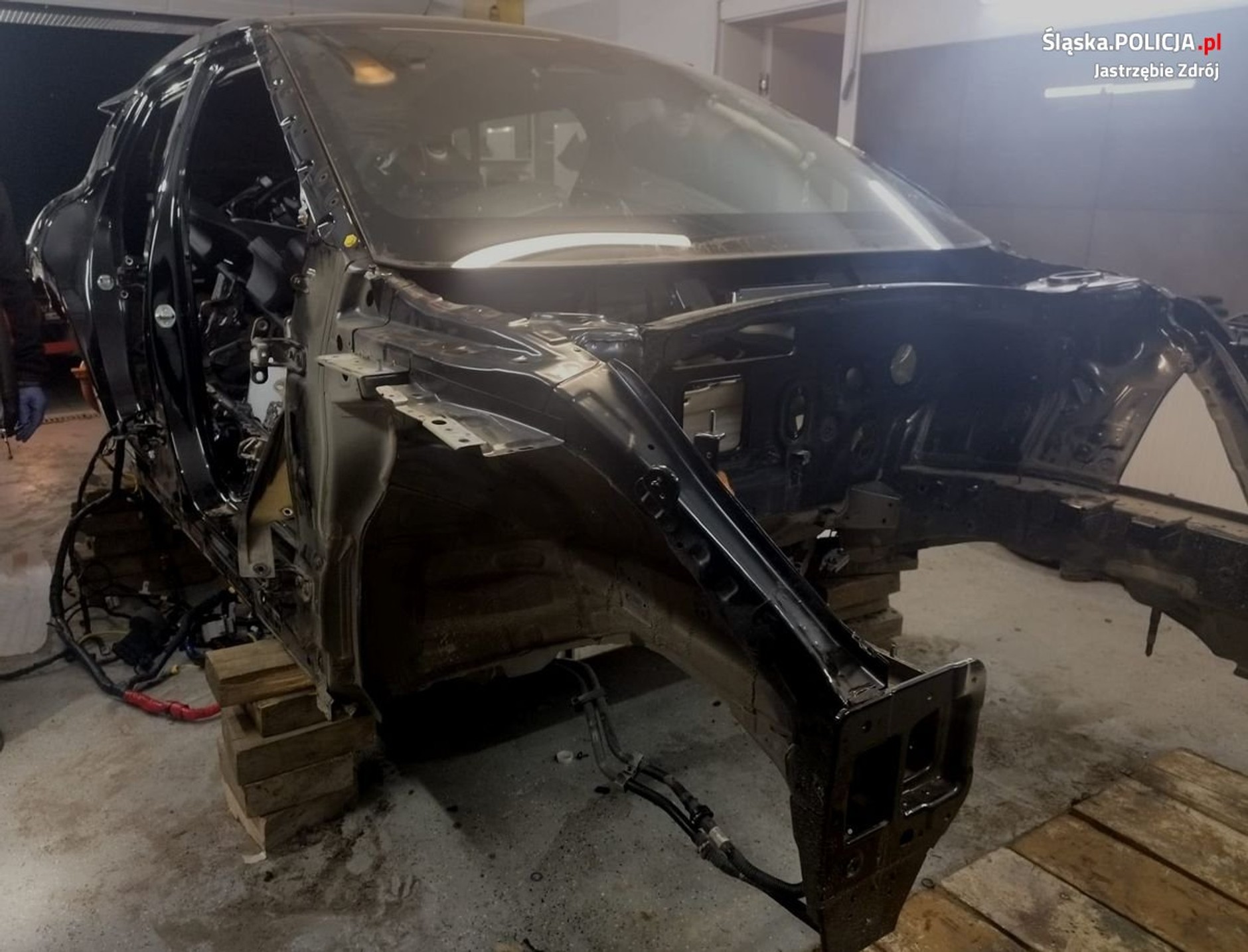 Policjanci odzyskali skradziony samochód i zlikwidowali tzw. dziuplę