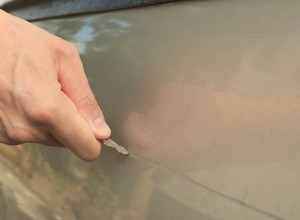 Jak to załatwić? Auto uszkodzone na parkingu