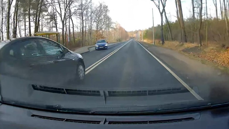 Opel Astra i Skoda Fabia z nagrania jadące na "czołówkę"