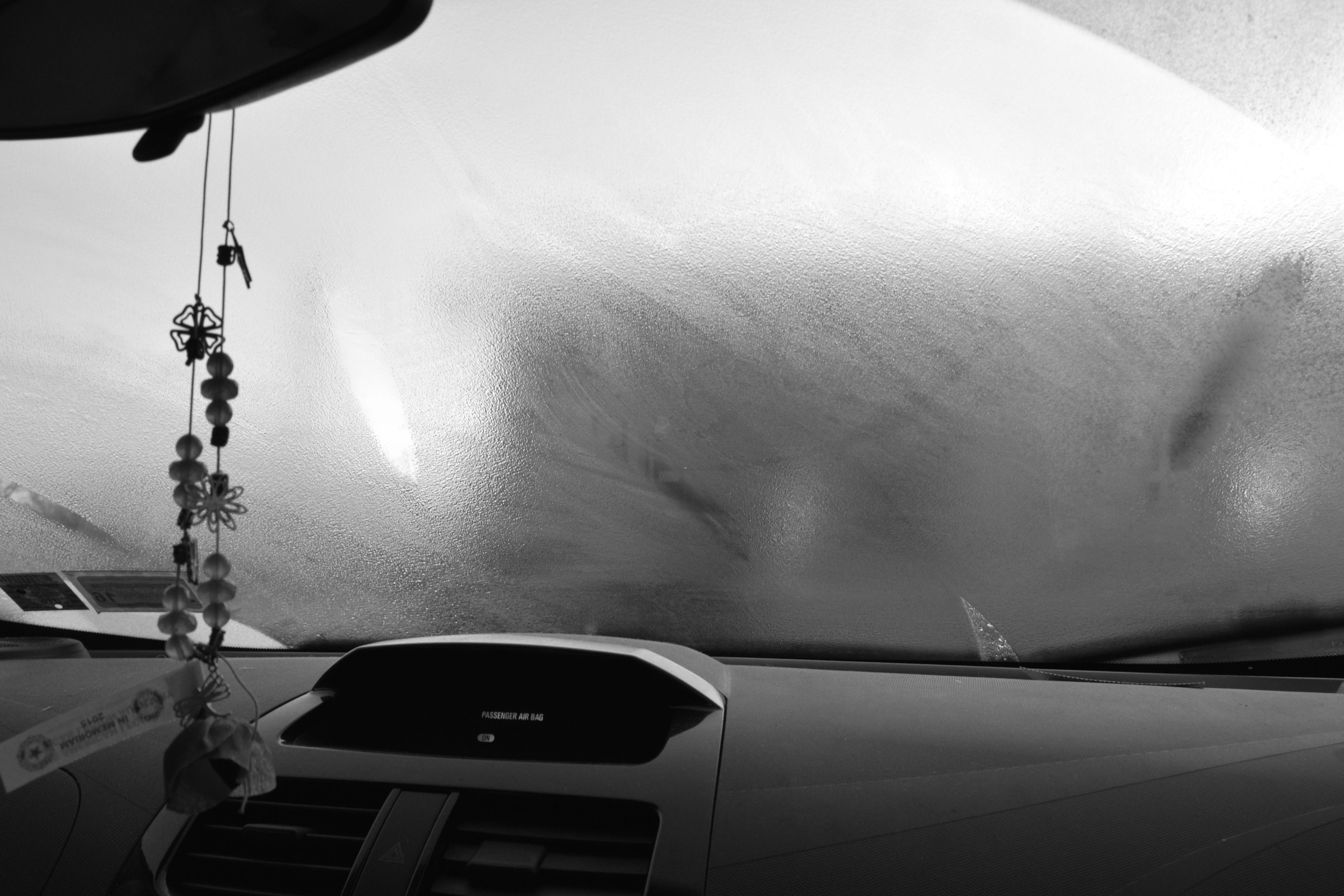 Czy za zaparowane szyby w samochodzie można dostać mandat? Mamy na to skuteczne sposoby