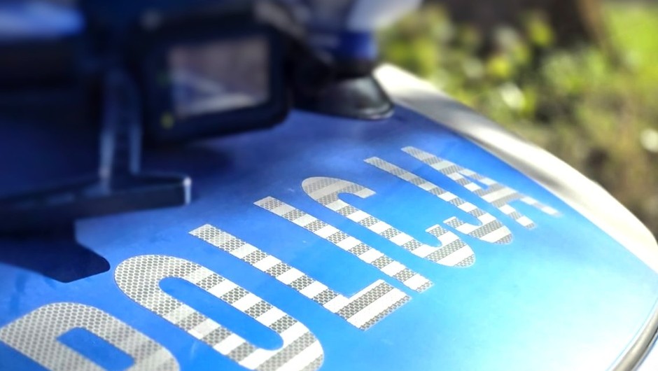 Podczas jazdy, na oczach policjantów, przesiadł się zza kierownicy na tylną kanapę