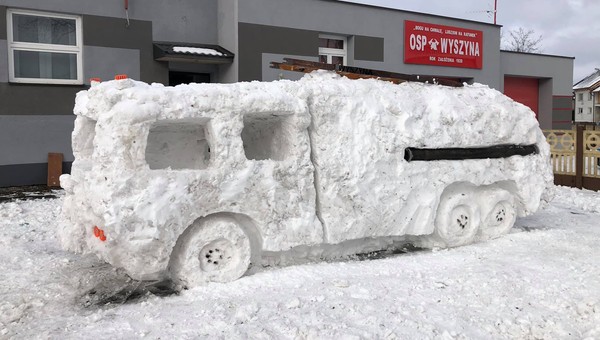 Nie doczekali się na nowy wóz strażacki, więc... ulepili go ze śniegu