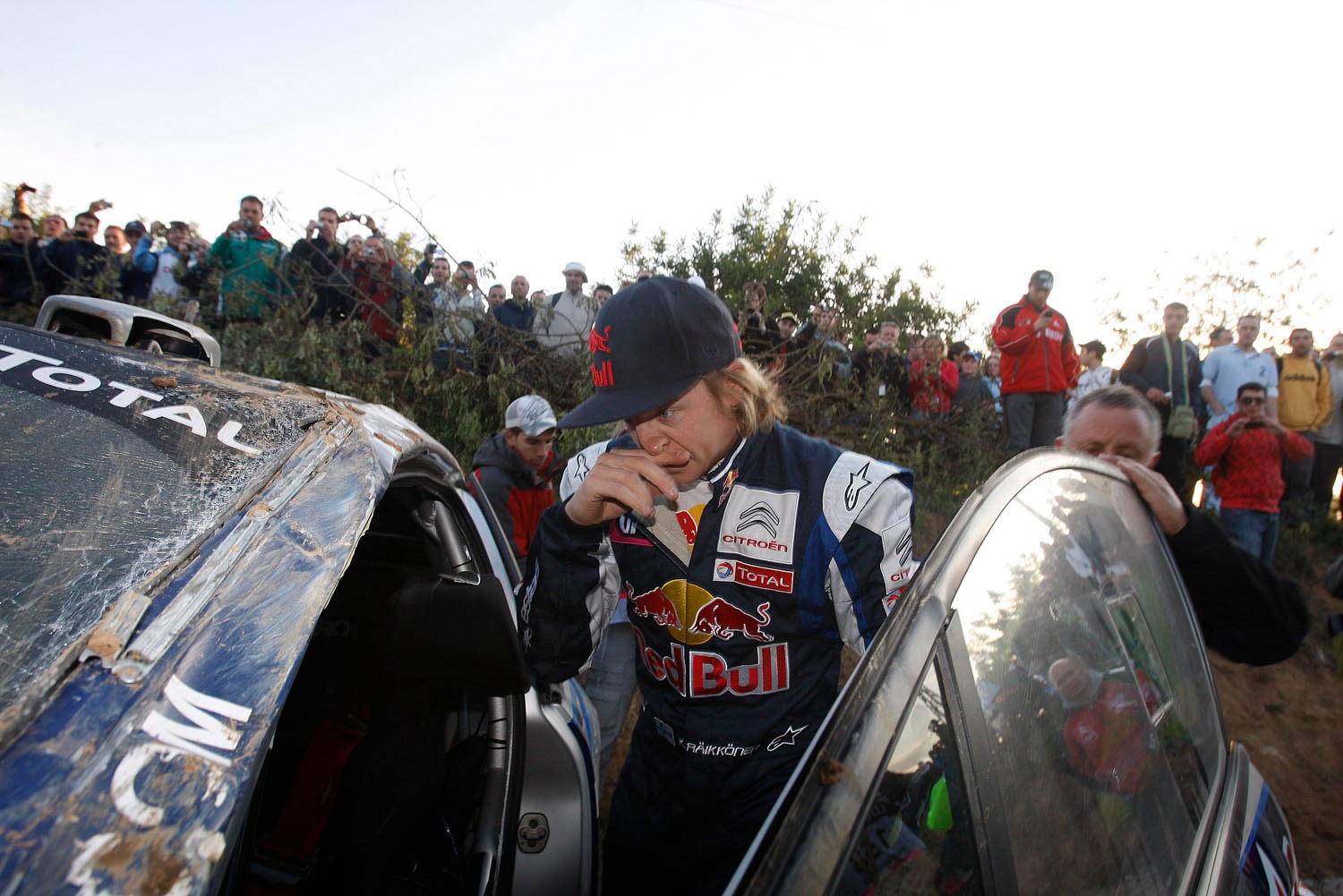 Rajd Hiszpanii 2010: jak ratowali po wypadku Räikkönena (zdjęcia: Rallyworld©Willy Weyens)