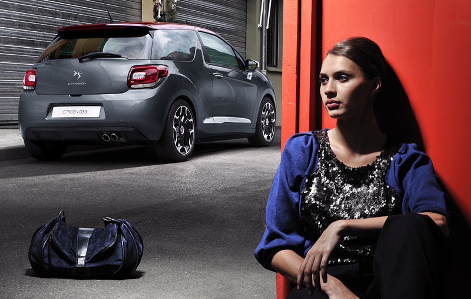 Dziewczyna i Citroen kuszą