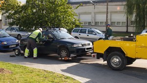 Odbiór odholowanego samochodu dopiero po uiszczeniu opłat. RPO: to niezgodne z prawem