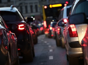 Nie będzie nowego podatku od aut spalinowych, ale właściciele pojazdów i tak zapłacą