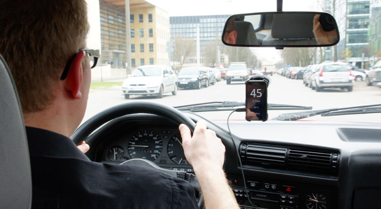 Telefony z Androidem mogą wykryć wypadek. Same też wezwą pomoc