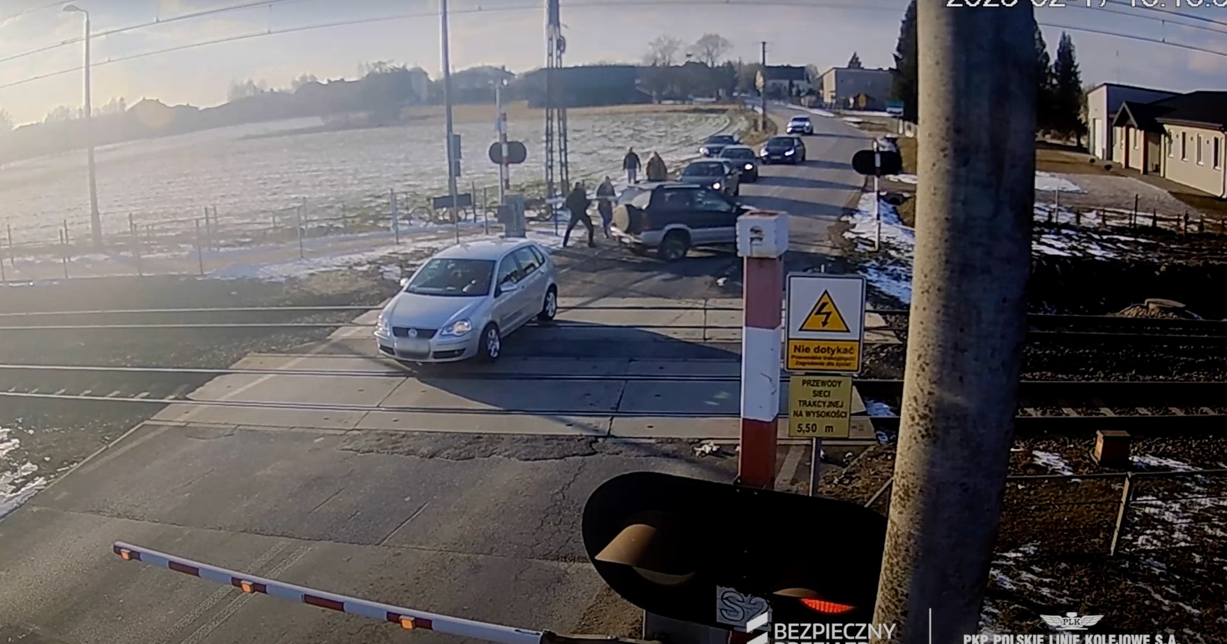 Niebezpieczna sytuacja na przejeździe kolejowym w Starej Wsi