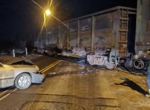 Daewoo Lanosem chciał staranować pociąg towarowy. Efekt był łatwy do przewidzenia