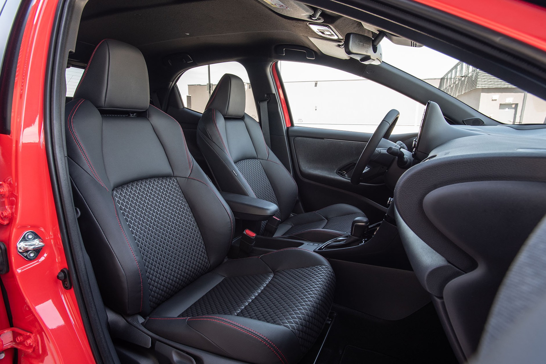 Nowa Toyota Yaris - ta hybryda ma naprawdę sens