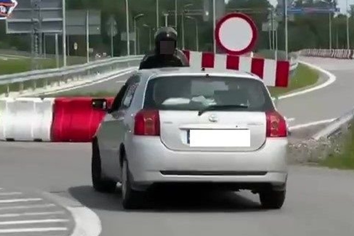 Motocyklista próbował zatrzymać pijanego. Kierowca auta wziął go na maskę