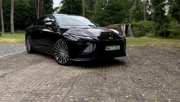 Nowy Lexus ES jest dostępny jako hybryda albo jako elektryk