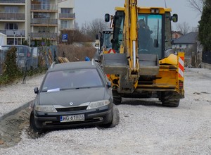 Drogowcy nie mają litości – porzucone auto na budowie drogi