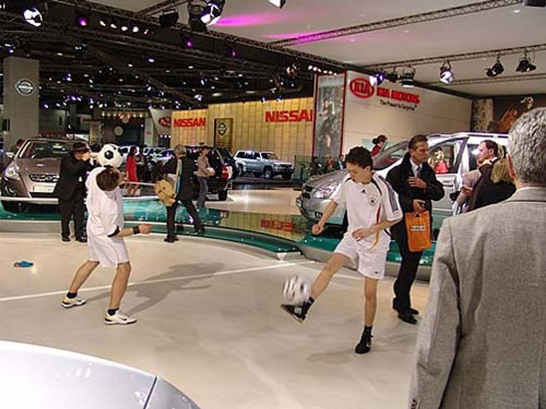 Samochody w cieniu piłki - AMI Lipsk