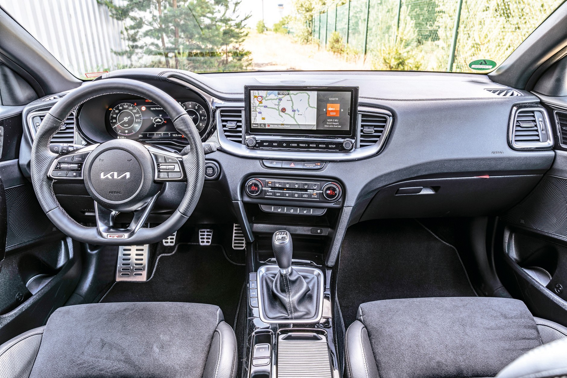 Zadowalająca jakość wykończenia i montażu w kokpicie Kii Ceed, a oprócz ekranu dotykowego pozostawiono dużo bardzo przydatnych przycisków i pokręteł w kokpicie. Brawo za rozsądek na przekór trendom!