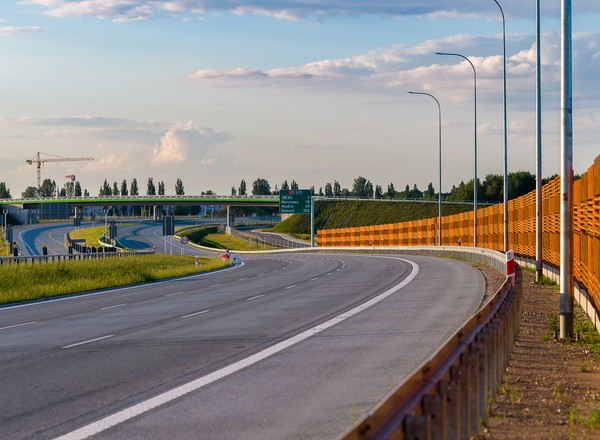 Ekrany akustyczne różnego typu i ciche nawierzchnie. Tak walczy się z hałasem na drogach